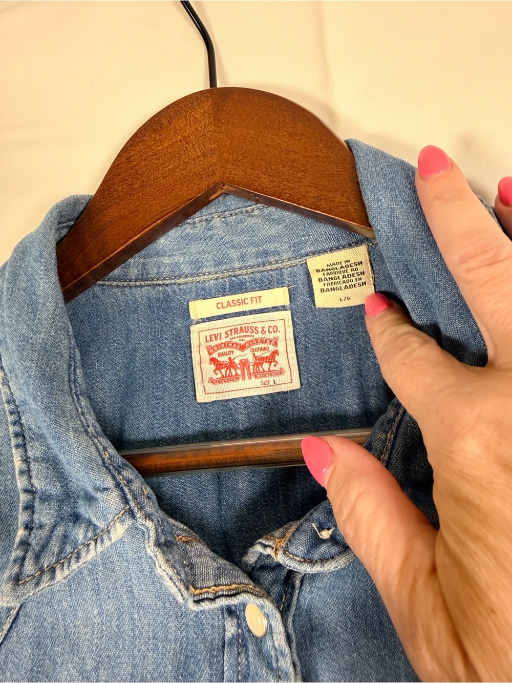 LEVI’S Women’s Size L Shirt Top Denim Jean Pearl Snap Western Style Red Tab - Picture 7 of 16